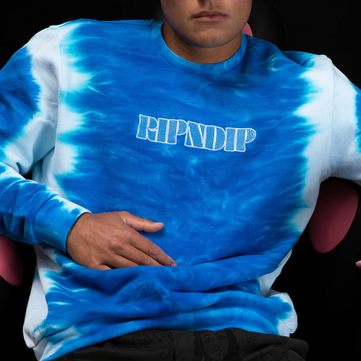 WILSHIRE EMBROIDERED CREWNECK (BLUE STRIPE DYE)